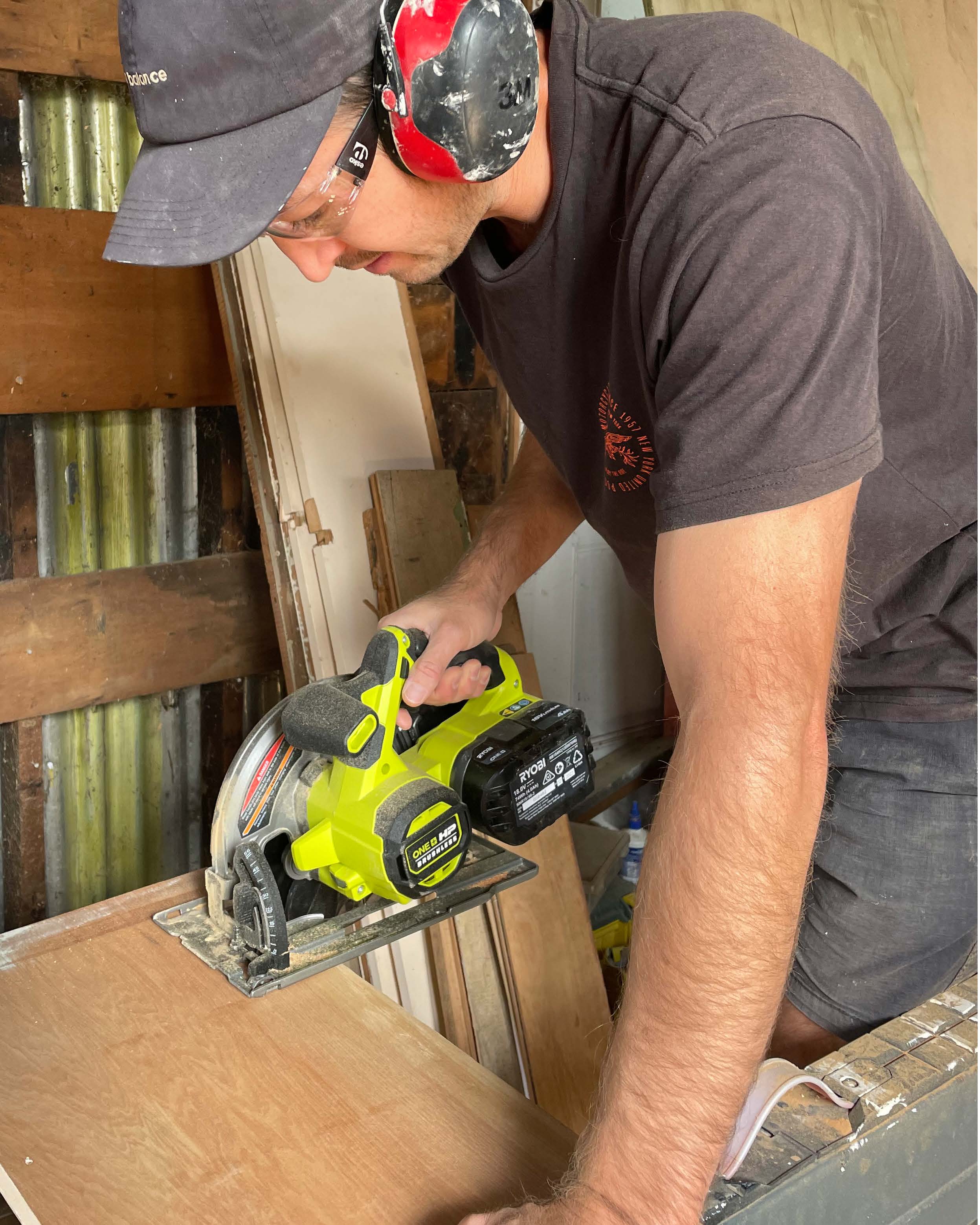 Using a RYOBI Circular Saw to cut laminate benchtop