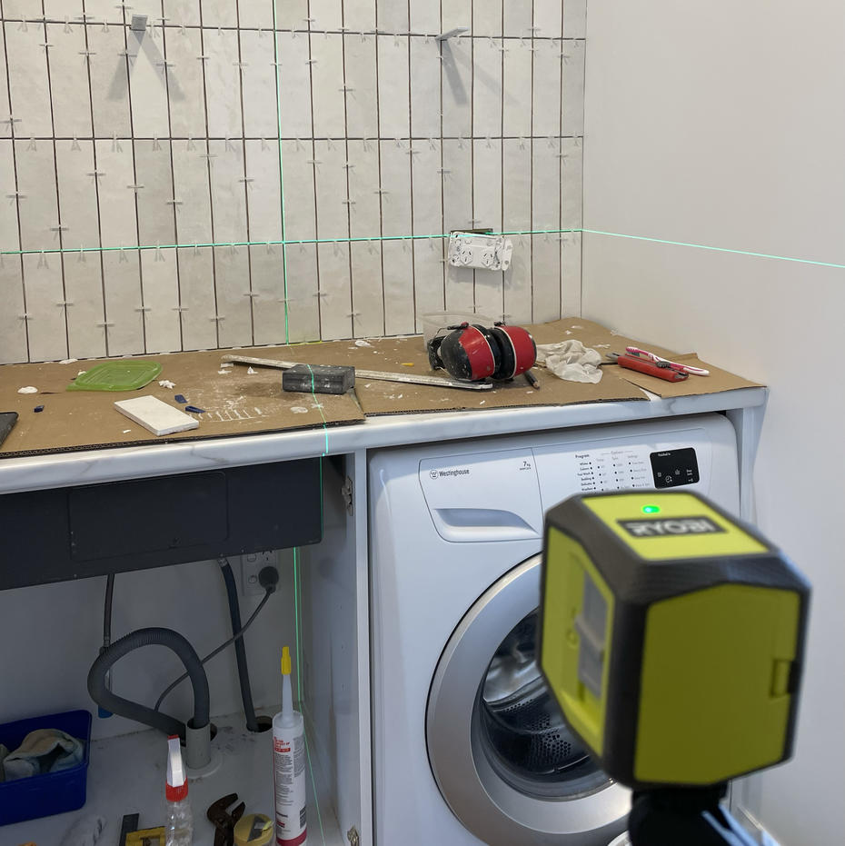 Using a RYOBI Laser Level to check tile alignment