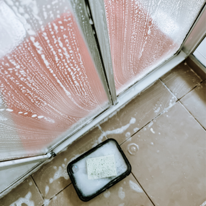 Cleaning shower screen with dishwashing liquid and vinegar