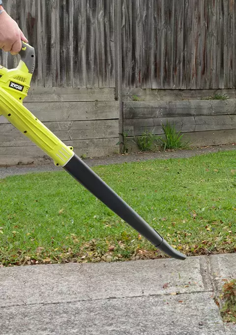 RYOBI Leaf Blower (R18BLW24) in action